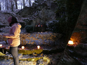 Waldadvent in der Fatima-Grotte (Foto: Karl-Franz Thiede)